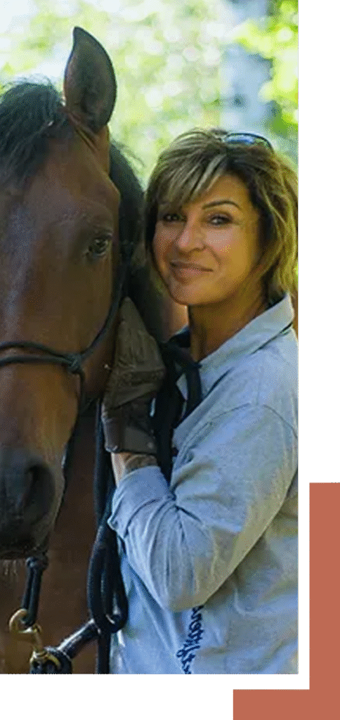 Portrait de Sophie Rivet, enseignante d'équitation passionnée et expérimentée.